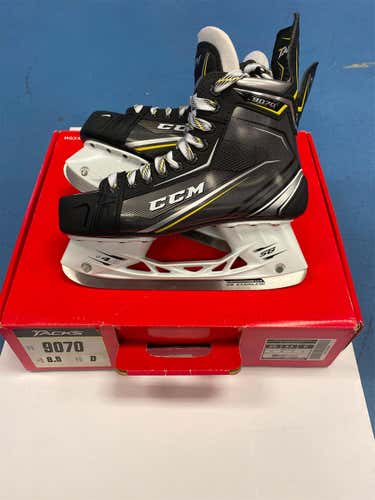 Senior CCM Tacks 9070 Regular Width Size 8.5 Hockey Skates