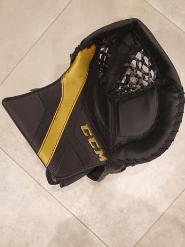 Axis 1.9 Black & Gold 590 Senior CCM Glove