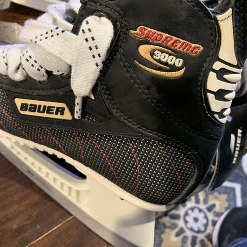 Youth Bauer Supreme 3000 Regular Width Size 2.5 Hockey Skates