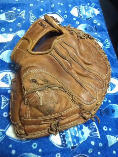 Used Nokona Right Hand Throw Pro line Baseball Glove 10"