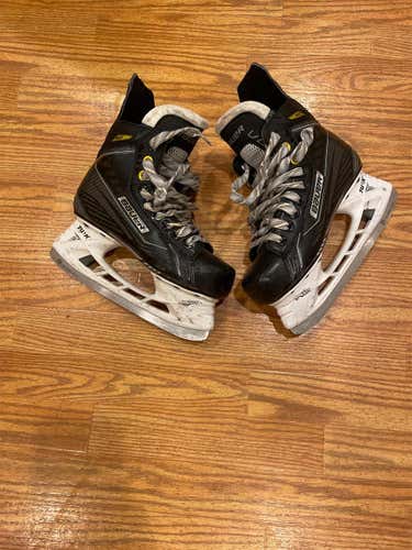 Bauer Supreme 160 Regular Width Size 3.5 Hockey Skates