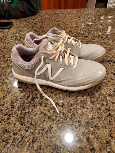 Gray Used Adult Kid's Size 7.0 (Women's 8.0) Molded Cleats New Balance