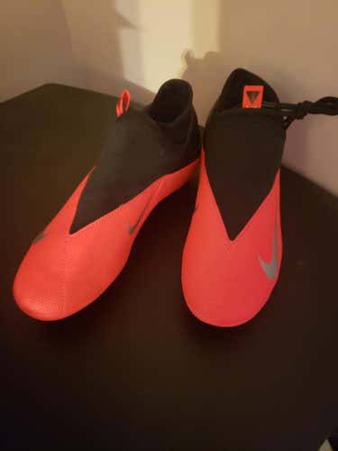 New Size 5 Nike PhantomVSN Cleats