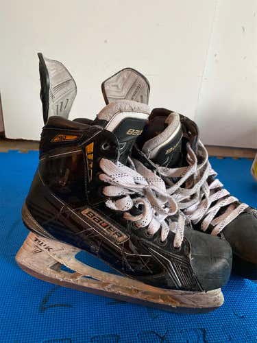 Senior Bauer Supreme 190 Regular Width Size 9.5 Hockey Skates