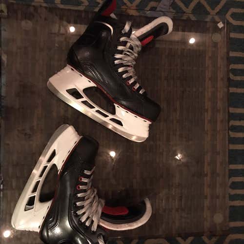 Senior Bauer Vapor X500  Size 8 Hockey Skates