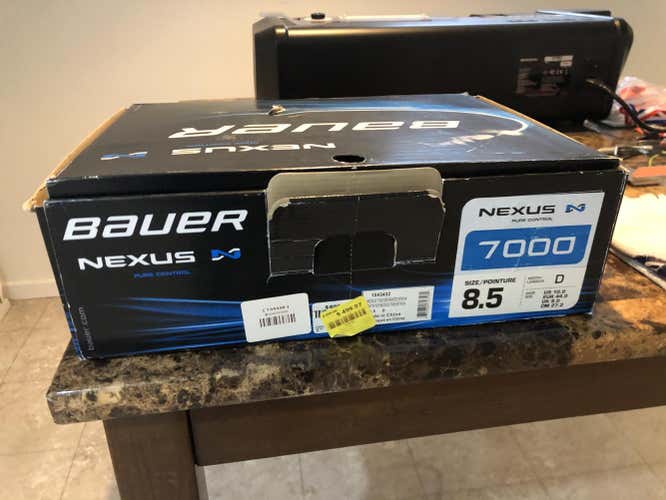 New Senior Bauer Nexus 7000 Hockey Skates Regular Width Size 8.5