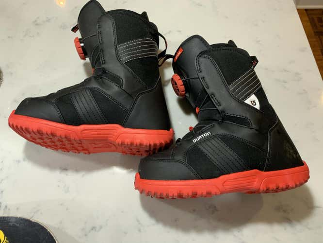 Used Men's Size 7.0 (Women's 8.0) Burton Zipline Boa Snowboard Boots All Mountain Medium Flex