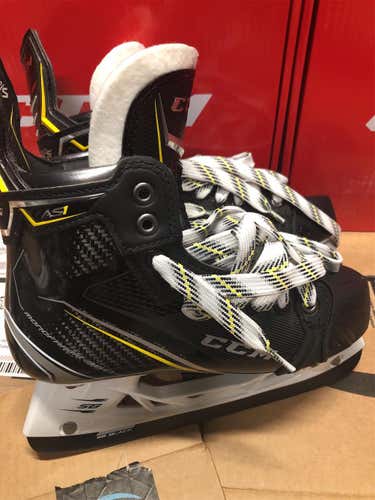 Junior CCM Super Tacks Regular Width Size 5.5 Hockey Skates