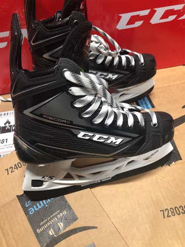 Junior CCM Ribcor 80K Regular Width Size 5 Hockey Skates