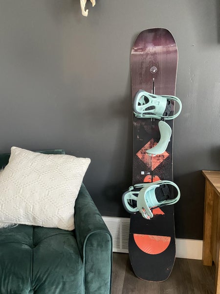 Used Women's Burton FEELGOOD FLYING V Snowboard All Mountain With Bindings