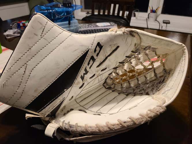 White Used Junior CCM Regular Glove Extreme Flex III E3.5