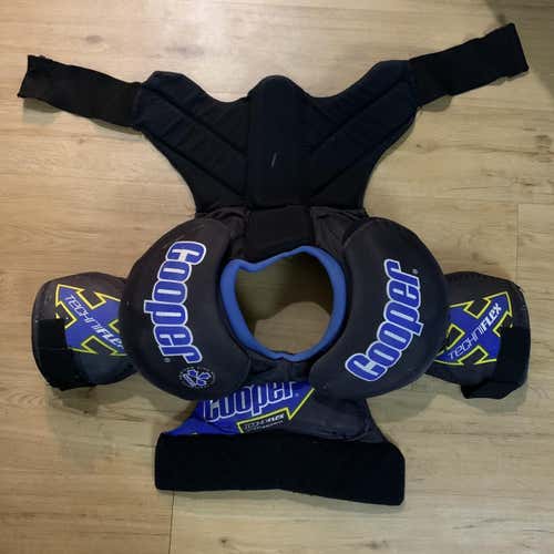 Senior Medium Cooper/ Bauer SP 900 Shoulder Pads