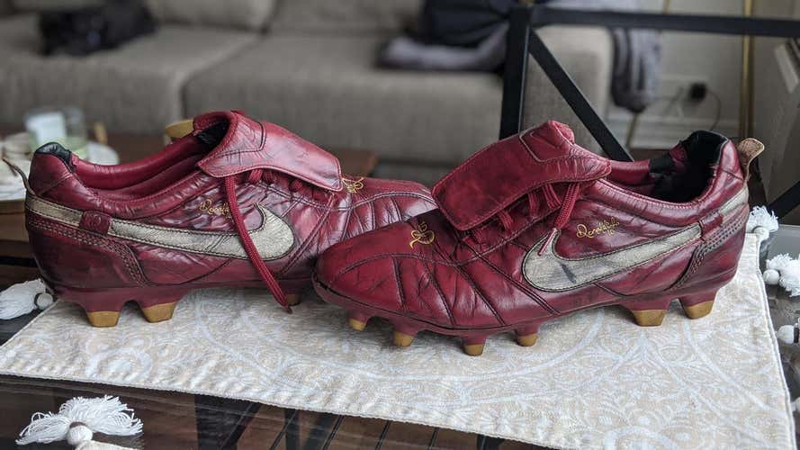 Nike Tiempo Ronaldinho R10 FG Red Used Men's Size Men's 10.5 (W 11.5) Soccer Cleats