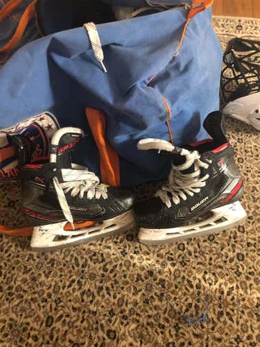 Junior Bauer Vapor 2X Regular Width  Size 5.5 Hockey Skates