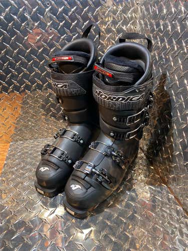 Size 9.0 Men's All Mountain Stiff Flex Ski Boots