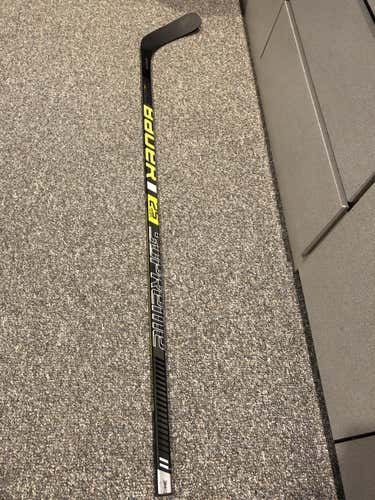 Senior Bauer Right Handed Supreme 2S Team Grip Hockey Stick 87 Flex P88 curve