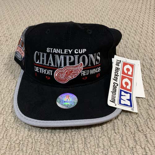 RARE/VINTAGE WITH TAGS, Red Wings Champion Cap CCM