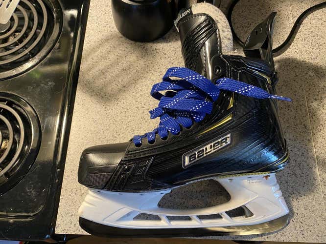 Used Senior Like New Bauer Supreme 2S Pro Hockey Skates Regular Width Size 6.5