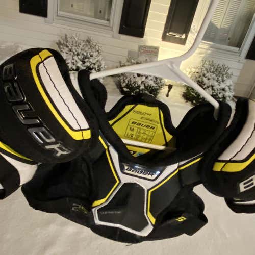 BAUER Supreme 2S Pro Shoulder Pads *Mint!* Youth Large