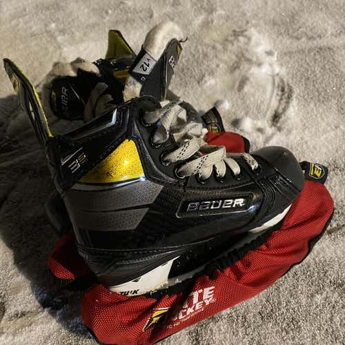 BAUER Supreme 3S PRO.....*Includes Red Blade Covers!  Youth Size 12