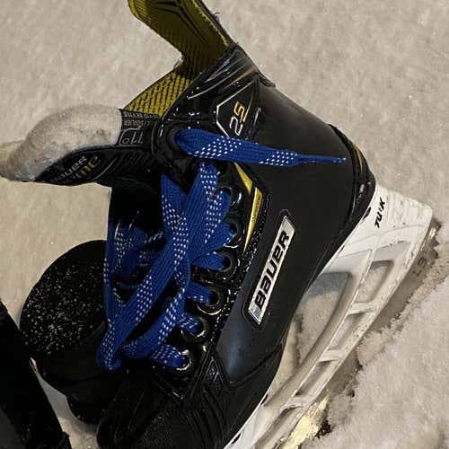 BAUER Supreme 2S Youth Size 11  *Freshly Sharpened!