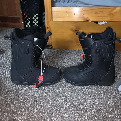 Men's Size 11.5 Burton Moto Snowboard Boots