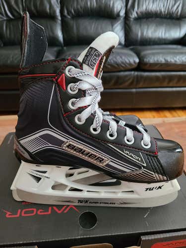 New Youth Bauer Vapor X500 Hockey Skates Size 13.5
