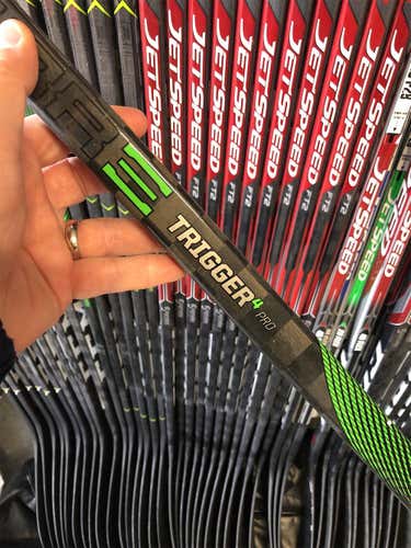 Junior Right Handed RibCor Trigger 4 PRO Mid Pattern Hockey Stick