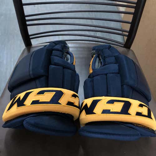 Nashville Predators Team-Issued Colin Blackwell CCM HG97 14" Gloves