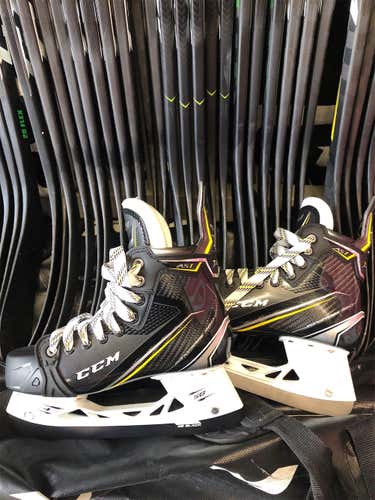 Junior CCM Super Tacks AS1 Regular Width Size 5.5 Hockey Skates