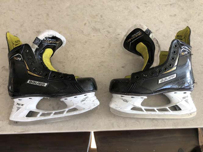 Used Junior Bauer Supreme Hockey Skates Regular Width Size 5.5