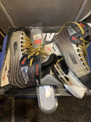 Used Junior Bauer Vapor XXX Hockey Skates Regular Width Size 5