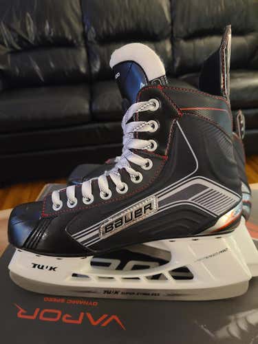 New Bauer Vapor X400 Skates Size 7