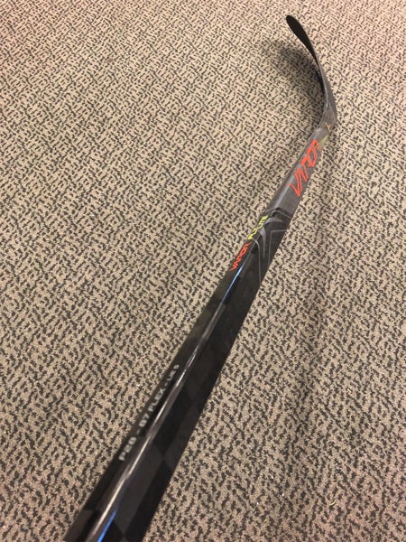 Senior Right Handed Vapor FlyLite Toe P28 Pattern 87flex Hockey Stick