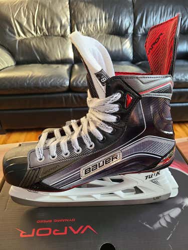 New Senior Bauer Vapor X800 Skates Size 8.5