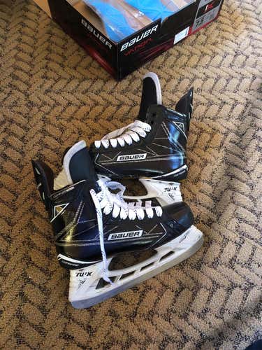 Senior Bauer Supreme 1S Regular Width Size 7.5 Hockey Skates