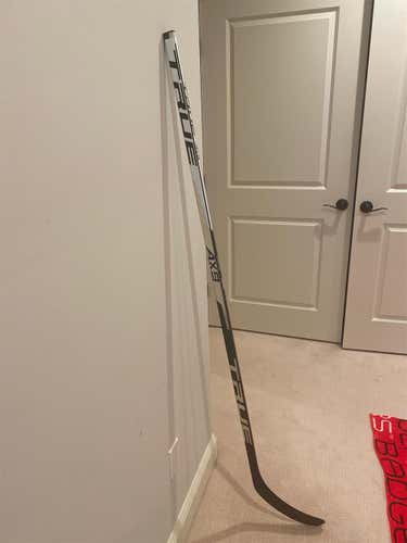 Senior Right Handed AX9 Mid Pattern Pro Stock Hockey Stick