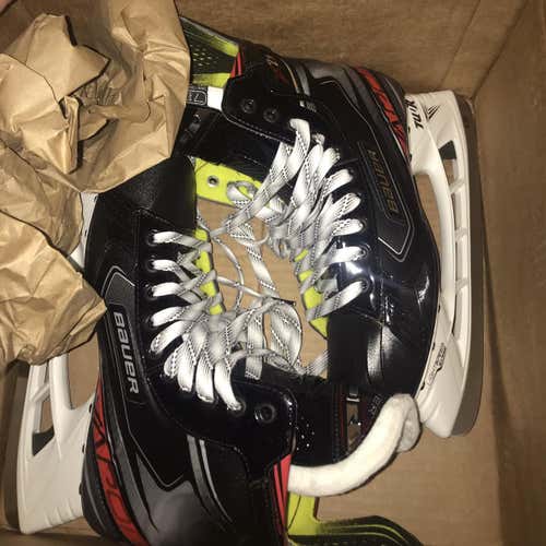 Senior New Bauer Vapor X2.9 Size 7.5EE Hockey Skates