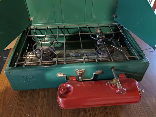 Classic Coleman 413G 2 burner stove