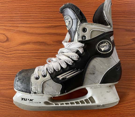 Used Senior Bauer Vapor 10 Hockey Skates Regular Width Size 8.5