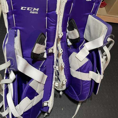 White Senior 33" CCM Extreme Flex lll Goalie Leg Pads