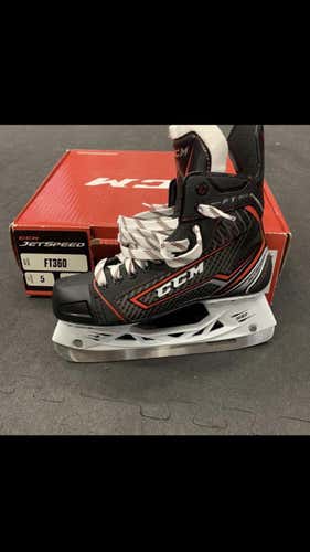 Junior CCM Regular Width Size 5 Hockey Skates (2-pack)