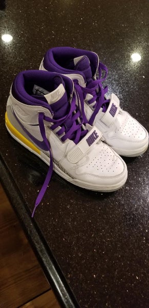 Used Youth Size 7.0 (Women's 8.0) Nike Shoes