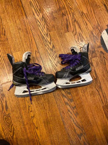 Junior Bauer Supreme 190 Regular Width  Size 4.5 Hockey Skates