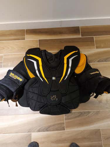 Used Senior Medium Vaughn V7 XF Pro Carbon Chest and Arm