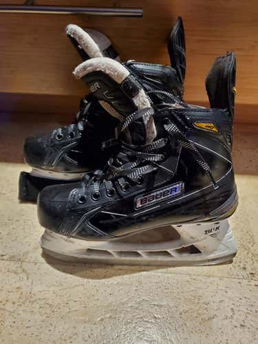 Used Junior Bauer Supreme 180 Hockey Skates Regular Width Size 5.5