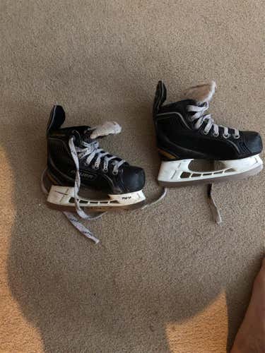 Youth Bauer Supreme One20 Regular Width Size 11 Hockey Skates