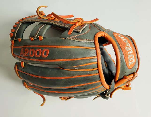 Blue Used High School/College Wilson Right Hand Throw Infield A2000 Baseball Glove 11.5"