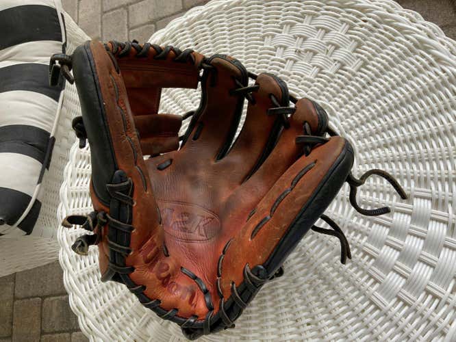 Black High School/College Used Wilson Infield Right Hand Throw A2K Baseball Glove 11.25"