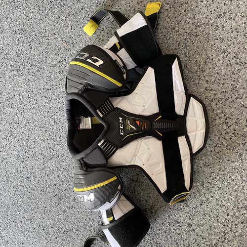 Senior Medium CCM Supertacks  Shoulder Pads